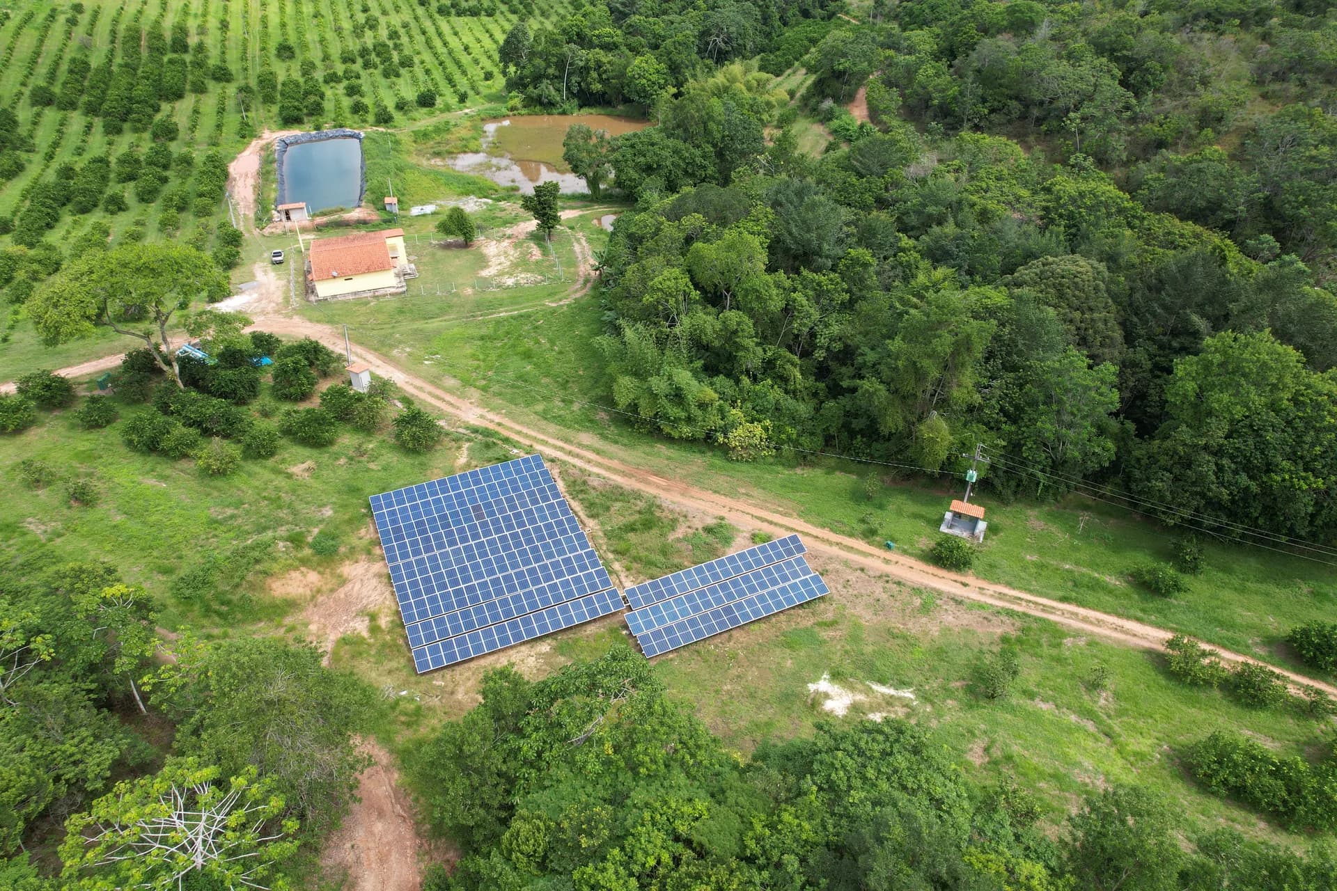 Vista aérea do conjunto solar e da propriedade.